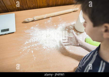 Die Herstellung von Brot in einer Küche Stockfoto