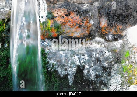 Wasser aus der Wand im kalten Winter Stockfoto