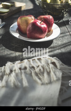 In Scheiben geschnittenen Äpfel auf einer Platte Stockfoto