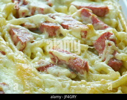 Italienische gebackene Nudeln mit Salami Stockfoto