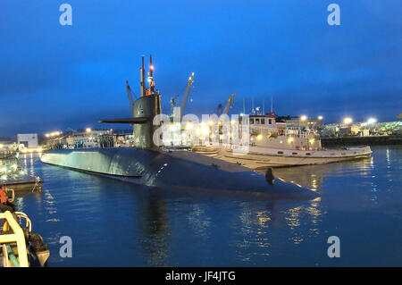 Der Lenkflugkörper u-Boot USS Ohio - SSGN-726 - ist sanft zum Pier von einem Schlepper geschoben, wie es zurück nach Abschluss der Probefahrten auf Puget Sound Naval Shipyard. Die Ohio ist die erste ballistische Rakete u-Boot um Umstellung auf die neue Klasse der Lenkflugkörper u-Boote zu vervollständigen.  DoD-Foto von Rick Chaffee, US Navy Stockfoto