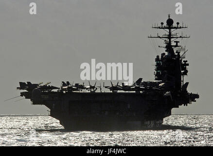 Der Flugzeugträger USS George Washington (CVN-73) bereitet sich auf führen ein tanken am Meer mit dem Lenkflugkörper Kreuzer USS Monterey (CG-61), da die beiden Schiffe in der Karibik tätig sind. DoD-Foto von Petty Officer 3rd Class Michael D. Blackwell II, US Navy. Stockfoto