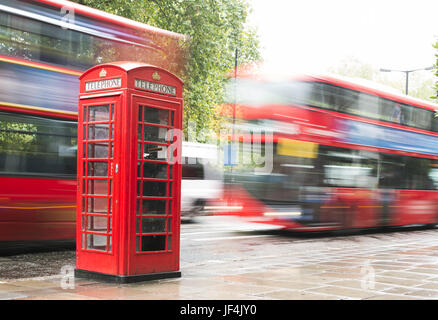 Rotes Telefon Kabinen und Bus in London. Stockfoto