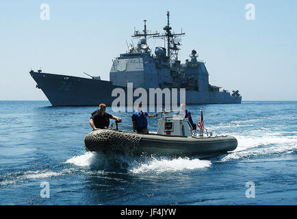 Crew-Mitglieder von USS Vella Gulf (CG-72) betreiben eine starre Hull Inflatable Boat, im Persischen Golf abholen Segler und Post für den Transport von USS George Washington (CVN-73). DoD-Foto von Airman Rex Nelson, US Navy Stockfoto