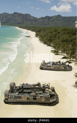 US Navy Landing Craft, luftgepolsterten Schiffe (STERNS), landen am Strand, Ausrüstung und Marines zu verlagern. DoD-Foto von Petty Officer 1st Class David A. Levy, US-Navy Stockfoto