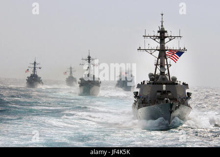 Der Lenkwaffenzerstörer USS Porter (DDG-78) führt die Lenkflugkörper Zerstörer USS McFaul (DDG-74), USS Arleigh Burke (DDG-51) und USS Cole (DDG-67) und die Lenkflugkörper Kreuzer USS Cape St. George (CG-71) und USS Anzio (CG-68) in den Atlantischen Ozean. DoD-Foto von Lt. j.g. Caleb Swigart, US Navy Stockfoto