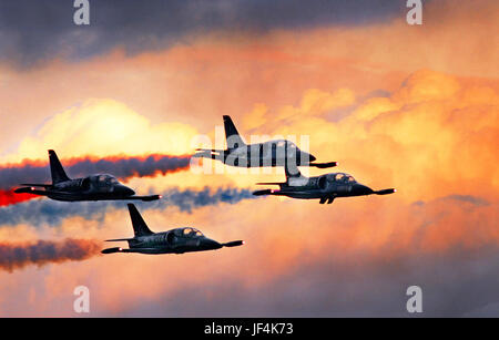 Patriot l-39 Jets fliegen in Formation gegen eine goldene Wolkenbank über Marine Corps Air Station Miramar. Stockfoto