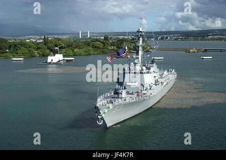 US Navy Matrosen Mann die Schienen an Bord der Arleigh-Burke-Klasse guided Missile Destroyer Chung-Hoon (DDG-93), wie es geht die USS Arizona Memorial in Pearl Harbor, Hawaii. Der Zerstörer wurde zu Ehren von Rear Admiral Gordon Paie'a Chung-Hoon benannt, wurde geboren und aufgewachsen in Hawaii war zuvor auf der USS Arizona während der 7. Dezember 1941, Angriff auf Pearl Harbor. Chung-Hoon wurde auch das Navy Cross und den Silver Star für Tapferkeit als Kommandierender Offizier der USS Sigsbee während der Schlacht um Okinawa während des zweiten Weltkrieges ausgezeichnet.  DoD-Foto von Petty Officer 1st Class Robert C. Foster Jr., US-Navy Stockfoto