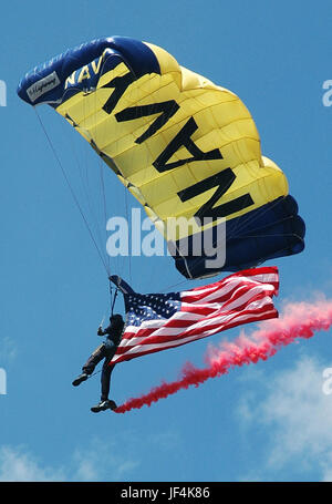 Ein Matrose mit der U.S. Navy Fallschirm Demo Team "The Leap Frogs" steigt vom Himmel herab. DoD-Foto von Petty Officer 1st Class Ryan Fitz, US Navy Stockfoto