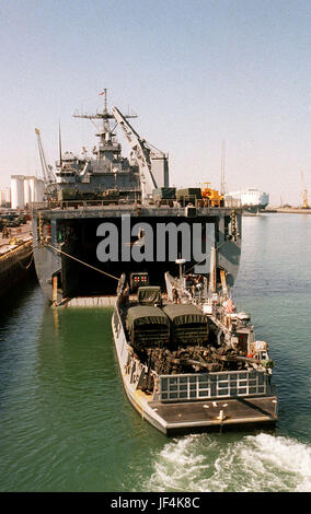 980303-N-1055H-001 eine U.S. Marine Corps Krankenwagen fährt aus dem Deck der ein US-Navy Landing Craft, Utility in der Brunnen-Deck der USS Ashland (LSD-48) als das Schiff neben dem Pier in Kuwait-Stadt, Kuwait, 3. März 1998 sitzt.  Die Ashland lädt Geräte als Teil der einen Kraft-Augmentation in Südwestasien.  Die Ashland ist Gridley in Little Creek, VA.  DoD-Foto von Chief Petty Officer Alexander C. Hicks Jr., US Navy. Stockfoto