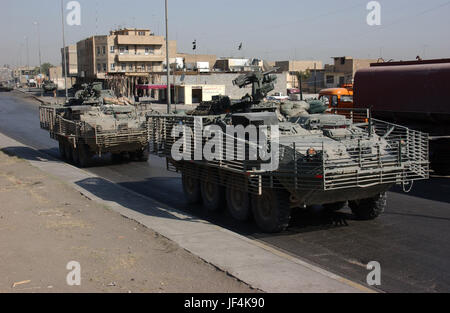 041004-A-0392G-016 U.S. Army Soldaten Patrouille in Stryker gepanzerte Radfahrzeuge während einer Suche für kriminelle und Waffen im Rahmen der Operation Block Party in Mosul, Irak, am 4. Oktober 2004.  Die Soldaten sind mit dem 1. Bataillon, 14. Kavallerie-Regiment, 3. Brigade, Stryker Brigade Combat Team, 2. US-Infanteriedivision, von Fort Lewis, Washington  DoD-Foto von Spc. John S. Gurtler, US-Armee.  (Freigegeben) Stockfoto