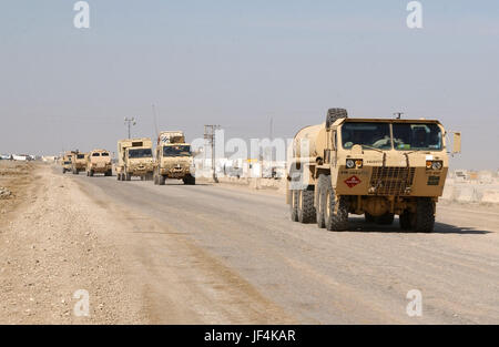 050216-F-3408B-015 Fahrzeuge vom 3. Infanterie-Division der Armee bilden einen Konvoi, sie beim Camp Zeder II im zentralen Irak gebunden für Kuwait am 16. Februar 2005 verlassen.  DoD-Foto von Master Sgt. Mark Bucher, US Air Force.  (Freigegeben) Stockfoto