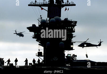 Marine MH-60 Seahawk Hubschrauber Luftbrücke Munition aus dem Flugzeugträger USS Nimitz (CVN-68), das Military Sealift Command schnell Kampfunterstützung Schiff USNS Brücke (T-AOE-10), wie die beiden Schiffe im Pazifik zu betreiben. DoD-Foto von Airman Ashley Gayton, US Navy Stockfoto