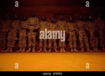 061205-F-1644L-169 Soldaten gehen durch US-Armee Grundausbildung Linie der Wand der Gaskammer in Fort Jackson, S.C., am 5. Dezember 2006.  DoD-Foto von techn. Sgt. Jeremy T. Lock, US Air Force.  (Freigegeben) Stockfoto