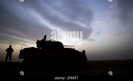 041117-F-2034C-033 US Army Spc. Jake Garnison hält einen Blick durch seine M3A3 Bradley Cavalry Fighting Vehicle während einer Bekämpfung Sicherheitspatrouille außerhalb alten Samarra, in der Nähe von Ad Dwr, Irak, am 17. November 2004.  Garnison wird zugewiesen, 1. Bataillon, 4. Kavallerie-Regiment, 1st Infantry Division.  DoD-Foto von Staff Sgt Shane A. Cuomo, US Air Force.  (Freigegeben) Stockfoto