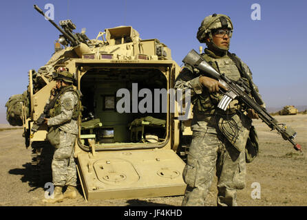 070125-F-3715H-140 US-Armee Soldaten vom 2. Bataillon, 69. Armored Regiment an einen Kordon und Suche Trainingsszenario im National Training Center in Fort Irwin, Kalifornien, am 25. Januar 2007 teilnehmen.  Die Soldaten sind Trainings zur Vorbereitung für eine zukünftige Bereitstellung.  DoD-Foto von Staff Sgt Dennis J. Henry Jr., US Air Force.  (Freigegeben) Stockfoto