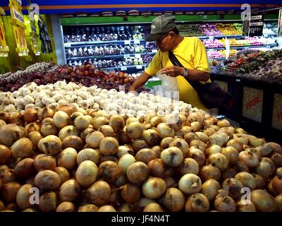 ANTIPOLO CITY, Philippinen - 19. Juni 2017: Ein Mann-Läden für Lebensmittel in einem Lebensmittelgeschäft. Stockfoto