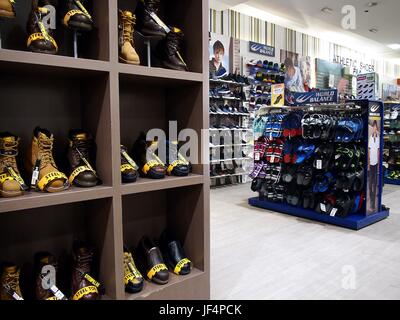 QUEZON CITY, Philippinen - 24. Juni 2017: Eine Auswahl von Schuhen und Schuhen auf dem Display in einem Geschäft. Stockfoto