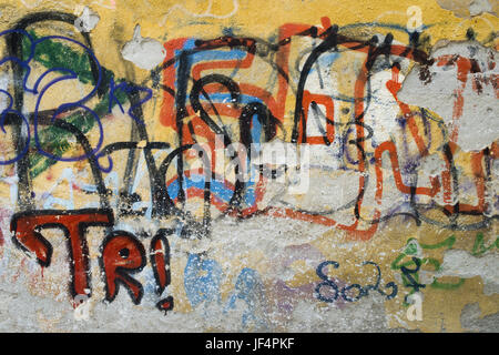 Graffiti auf alten Mauer Stockfoto