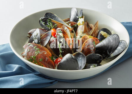 Schüssel Miesmuscheln pics mit Tomatensauce. Stockfoto