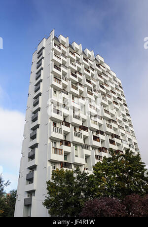 Multi-stöckiges weißes Wohnhaus Stockfoto