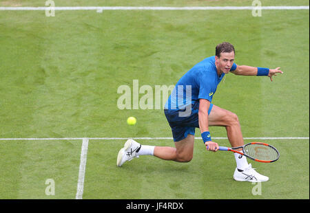 Eastbourne, Vereinigtes Königreich. 28. Juni 2017. Vasek Pospisil von Kanada in Aktion gegen Novak Djokovic Serbien tagsüber vier von Aegon International Eastbourne am 28. Juni 2017 in Eastbourne, England Credit: Paul Terry Foto/Alamy Live News Stockfoto