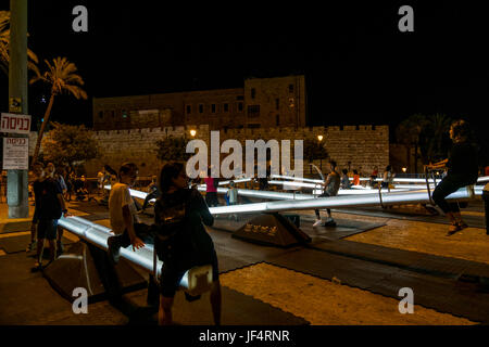 Jerusalem, Israel. 28. Juni 2017. Kinder spielen auf einem glühenden schwingen, ein Bestandteil der 2017 "Licht in Jerusalem" Festspiele Credit: Yagil Henkin/Alamy Live News Stockfoto