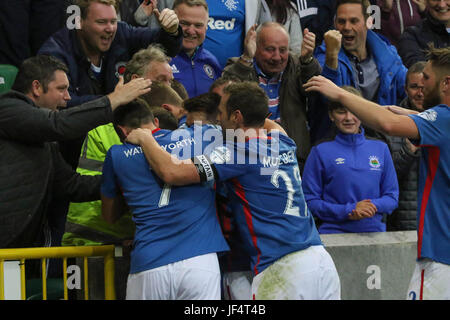 Windsor Park, Belfast, Nordirland. 28. Juni 2017. Linfield (blau) 1 La Fiorita (gelb) 0.  Linfield von Jordan Stewart und Fans feiern den späten Wiiner. Kredit David Hunter/Alamy Live-Nachrichten. Stockfoto