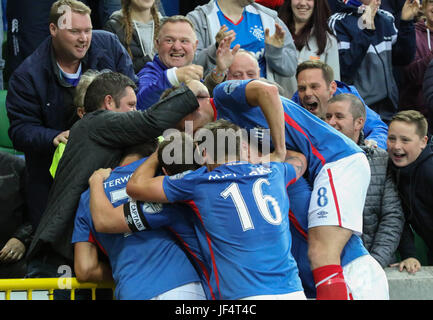 Windsor Park, Belfast, Nordirland. 28. Juni 2017. Linfield (blau) 1 La Fiorita (gelb) 0.  Linfield Spieler und Fans feiern die späten Siegtreffer. Kredit David Hunter/Alamy Live-Nachrichten. Stockfoto