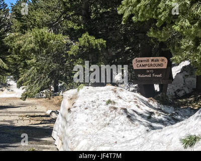 Satteltasche Lake, Kalifornien, USA. 27. Juni 2017. 27. Juni, 2017.iPhone Foto. Die Straße von Hwy 120 (Tioga Pass Road) nach Satteltasche See und Satteltasche Lake Resort, bleibt für Fahrzeuge geschlossen. Besucher, die zu Fuß entlang der Straße beachten schwerer Ausrüstung kann arbeiten, um Schnee zu entfernen und/oder Reparatur Straßenschäden und die Schneeschmelze schafft schnelle Wasser Rauschen auf der anderen Straßenseite stellenweise. Laut einem Mitarbeiter Mono County Public Works gibt es keine voraussichtlichen Termin für die Straße zu öffnen. Bildnachweis: Tracy Barbutes/ZUMA Draht/Alamy Live-Nachrichten Stockfoto