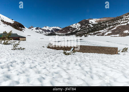 Satteltasche Lake, Kalifornien, USA. 27. Juni 2017. Juni 27, bleiben 2017.Saddlebag Lake Resort und Satteltasche See unter Schnee begraben. Die Straße von Hwy 120 (Tioga Pass Road) nach Satteltasche See und Satteltasche Lake Resort, bleibt für Fahrzeuge geschlossen. Besucher, die auf dem Weg gehen möchten sollten schweres Gerät möglicherweise Bewegung entlang der Fahrbahn, Schnee zu entfernen und/oder Reparatur Straßenschäden und die Schneeschmelze schafft schnelle Wasser Rauschen auf der anderen Straßenseite stellenweise beachten. Laut einem Mitarbeiter Mono County Public Works gibt es keine voraussichtlichen Termin für die Straße zu öffnen. (Kredit-Bild: © Tracy Stockfoto