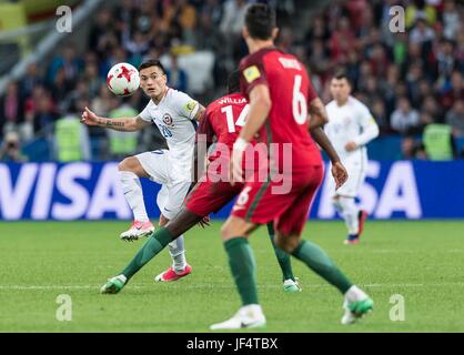 Kazan, Russland. 28. Juni 2017. Charles Aranguz (L) von Chile steuert den Ball bei der FIFA-Konföderationen-Pokal 2017 Halbfinale gegen Portugal in Kazan, Russland, 28. Juni 2017. Bildnachweis: Evgeny Sinitsyn/Xinhua/Alamy Live-Nachrichten Stockfoto