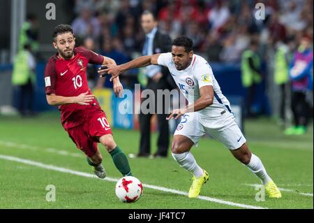 Kazan, Russland. 28. Juni 2017. Von Jean Beausejour (R) Chile wetteifert um den Ball mit Bernardo Silva aus Portugal im Halbfinale FIFA-Konföderationen-Pokal 2017 in Kazan, Russland, 28. Juni 2017. Bildnachweis: Evgeny Sinitsyn/Xinhua/Alamy Live-Nachrichten Stockfoto