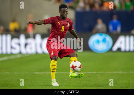 Houston, TX, USA. 28. Juni 2017. Ghana Mittelfeldspieler Ebenezer Ofori (8) steuert den Ball während der 1. Hälfte ein internationales Fußball freundlich zwischen Mexiko und Ghana NRG-Stadion in Houston, TX übereinstimmen. Trask Smith/CSM/Alamy Live-Nachrichten Stockfoto