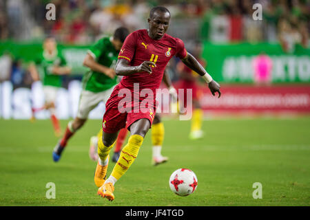 Houston, TX, USA. 28. Juni 2017. Ghana nach vorne Raphael Dwamena (11) steuert den Ball während der 1. Hälfte ein internationales Fußball freundlich zwischen Mexiko und Ghana NRG-Stadion in Houston, TX übereinstimmen. Trask Smith/CSM/Alamy Live-Nachrichten Stockfoto