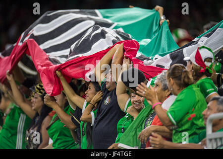 Houston, TX, USA. 28. Juni 2017. Mexiko-Fans feiern ein Ziel während der 1. Hälfte ein internationales Fußball freundlich zwischen Mexiko und Ghana NRG-Stadion in Houston, TX übereinstimmen. Trask Smith/CSM/Alamy Live-Nachrichten Stockfoto