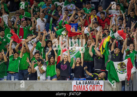 Houston, TX, USA. 28. Juni 2017. Mexiko-Fans feiern während der 1. Hälfte ein internationales Fußball freundlich zwischen Mexiko und Ghana NRG-Stadion in Houston, TX übereinstimmen. Trask Smith/CSM/Alamy Live-Nachrichten Stockfoto