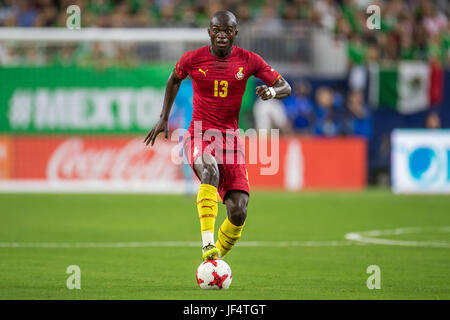 Houston, TX, USA. 28. Juni 2017. Ghana Mittelfeldspieler Issac Sackey (13) steuert den Ball während der 1. Hälfte ein internationales Fußball freundlich zwischen Mexiko und Ghana NRG-Stadion in Houston, TX übereinstimmen. Trask Smith/CSM/Alamy Live-Nachrichten Stockfoto