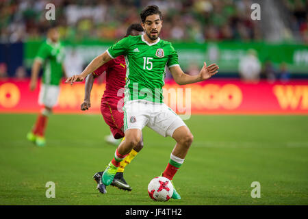 Houston, TX, USA. 28. Juni 2017. Mexiko nach vorne Rodolfo Pizarro (15) steuert den Ball während der 1. Hälfte ein internationales Fußball freundlich zwischen Mexiko und Ghana NRG-Stadion in Houston, TX übereinstimmen. Trask Smith/CSM/Alamy Live-Nachrichten Stockfoto