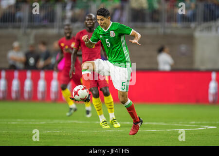 Houston, TX, USA. 28. Juni 2017. Mexiko-Mittelfeldspieler steuert Jess Molina (5) den Ball in der 1. Hälfte ein internationales Fußball freundlich zwischen Mexiko und Ghana NRG-Stadion in Houston, TX übereinstimmen. Trask Smith/CSM/Alamy Live-Nachrichten Stockfoto