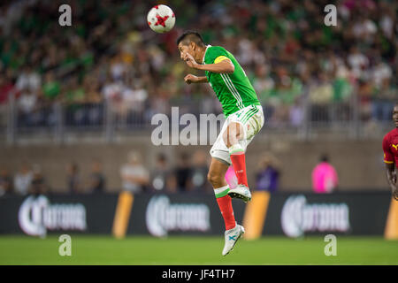 Houston, TX, USA. 28. Juni 2017. Mexiko-Verteidiger Hugo Ayala (4) Köpfe den Ball während der 1. Hälfte ein internationales Fußball freundlich zwischen Mexiko und Ghana NRG-Stadion in Houston, TX übereinstimmen. Trask Smith/CSM/Alamy Live-Nachrichten Stockfoto