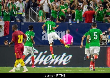 Houston, TX, USA. 28. Juni 2017. Mexiko Mittelfeldspieler Elas Hernndez (11) feiert sein Tor in der 1. Hälfte ein internationales Fußball freundlich zwischen Mexiko und Ghana NRG-Stadion in Houston, TX übereinstimmen. Trask Smith/CSM/Alamy Live-Nachrichten Stockfoto