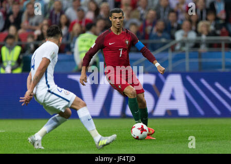 Kazan, Russland. 28. Juni 2017. Cristiano Ronaldo (R) von Portugal steuert den Ball bei der FIFA Confederations Cup 2017 Halbfinalspiel gegen Chile in Kazan, Russland, 28. Juni 2017. Bildnachweis: Bai Xueqi/Xinhua/Alamy Live-Nachrichten Stockfoto