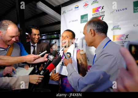 Coquitlam, Britisch-Kolumbien, Kanada. 28. Juni 2017. Kanadas Andre De Grasse von Medien nach dem Gewinn der Herren 100-Meter-Veranstaltung am Mittwochabend bei der 2017 Vancouver Sun Harry Jerome Track Classic Percy Perry Stadium in Coquitlam interviewt. Joe Ng/Alamy Live-Nachrichten Stockfoto