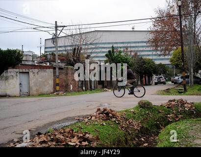 Rosario, Argentinien. 28. Juni 2017. Ein Mann mit dem Fahrrad vor dem City-Center Gebäudekomplex in Rosario, Argentinien, 28. Juni 2017, wo Fußball-Star Lionel Messi und seine langjährige Freundin Antonella Roccuzzo am 30. Juni 2017 getraut werden. Neben der Familie und Freunden dürften auch Fußballer wie Cesc Fabregas, Javier Hernandez, Uruguayer Luis Suarez und Ronaldinho. Foto: José Almeida/Dpa/Alamy Live News Stockfoto