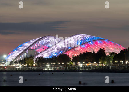 Das "Fisht" Olympiastadion auf Schwarzes Meer Küste von Adler beleuchtet am Abend mit den russischen Nationalfarben in Sotschi, Russland, 28. Juni 2017. Die deutsche Nationalmannschaft kollidieren im Olympiastadion gegen Mexiko für ihren Pass für das Finale am 29. Juni 2017. Foto: Marius Becker/dpa Stockfoto