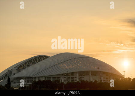 Das "Fisht" Olympiastadion auf Schwarzes Meer Küste von Adler beleuchtet am Abend mit den russischen Nationalfarben in Sotschi, Russland, 28. Juni 2017. Die deutsche Nationalmannschaft kollidieren im Olympiastadion gegen Mexiko für ihren Pass für das Finale am 29. Juni 2017. Foto: Marius Becker/dpa Stockfoto