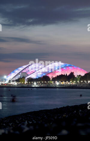 Das "Fisht" Olympiastadion auf Schwarzes Meer Küste von Adler beleuchtet am Abend mit den russischen Nationalfarben in Sotschi, Russland, 28. Juni 2017. Die deutsche Nationalmannschaft kollidieren im Olympiastadion gegen Mexiko für ihren Pass für das Finale am 29. Juni 2017. Foto: Marius Becker/dpa Stockfoto