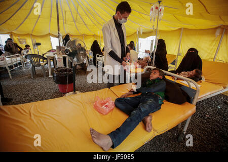 Ein kleines Yemenite Kind, der verdächtigt wird, mit Cholera infiziert wird in einem Zelt außerhalb eines Krankenhauses in Sanaa, Jemen, 28. Juni 2017 behandelt. Die Vereinten Nationen (UN) Gesundheit Agentur sagt, es gibt jetzt mehr als 200.000 mutmaßliche Fälle von Cholera in einem Ausbruch in Krieg-heftig gezerrissenes Jemen, viele davon sind Kinder. Foto: Hani Al-Ansi/dpa Stockfoto