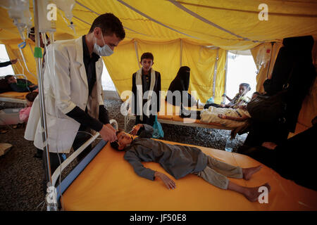 Ein kleines Yemenite Kind, der verdächtigt wird, mit Cholera infiziert wird in einem Zelt außerhalb eines Krankenhauses in Sanaa, Jemen, 28. Juni 2017 behandelt. Die Vereinten Nationen (UN) Gesundheit Agentur sagt, es gibt jetzt mehr als 200.000 mutmaßliche Fälle von Cholera in einem Ausbruch in Krieg-heftig gezerrissenes Jemen, viele davon sind Kinder. Foto: Hani Al-Ansi/dpa Stockfoto